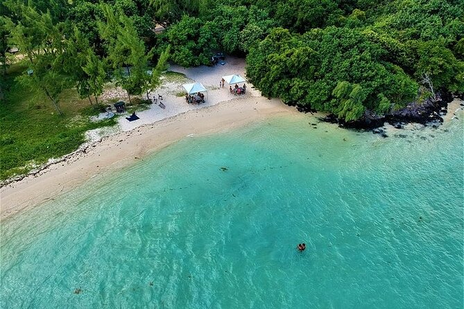 5 Islands Private Speedboat with Snorkeling Lunch and Drinks - A fast start from Trou d’Eau Douce