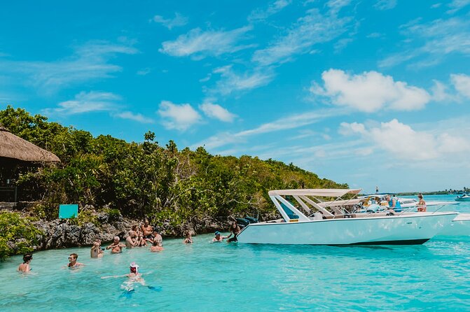 5 Islands Speedboat Cruise incl. Snorkeling in Blue Bay + Lunch at Ile aux Cerfs - Ile aux Cerfs gives the morning a quick start