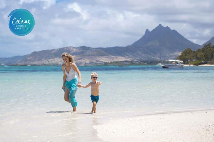 5 Islands Tour: New OCÉANE Private Pontoon Boat cruise - Snorkeling at Eau Bleu