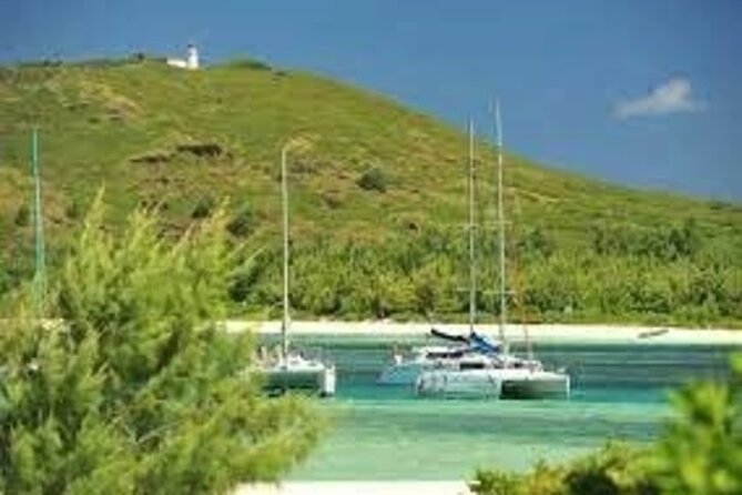 Catamaran, BBQ, Ile Gabriel , Ile Plate ,Coin de Mire - Ile Plate, Ile Gabriel, and Coin de Mire
