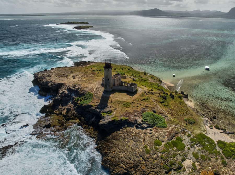 Catamaran Mauritius: South East 5 Islands Catamaran Cruises - Passing Île aux Aigrettes and Île au Fouquet
