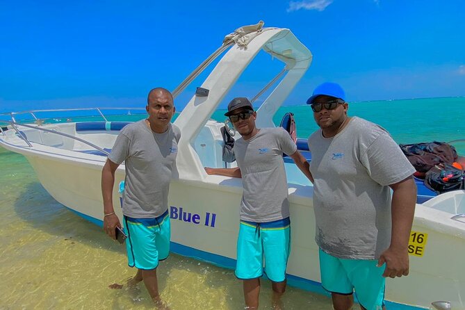 Exciting Dolphin encounters in the Maurtius's lagoon - The assistant skipper and crew support