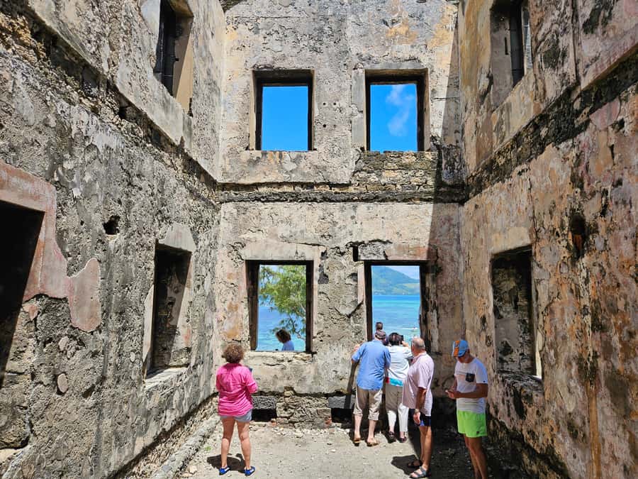 FULL-DAY CATASPEED - East Lagoon cruise including transfer. - The island circuit along the East Lagoon