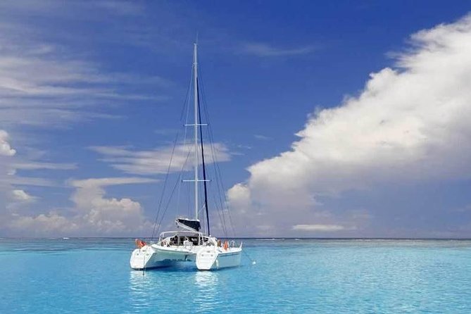 Full-Day Northern Catamaran Cruise: Coin de Mire and Ile Plate Island - What the catamaran day feels like on board