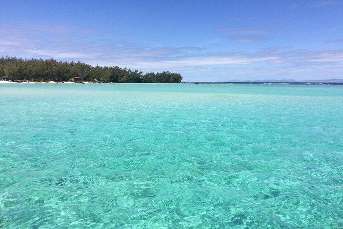 Full-Day Northern Catamaran Cruise: Coin de Mire and Ile Plate Island - Île Plate for barbecue lunch and beach time