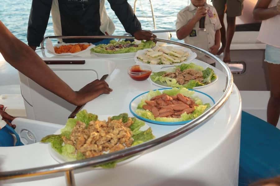 GBaie: 3 North Islands Cruise, Lunch & CoindeMire Snorkeling - The barbecue lunch on board
