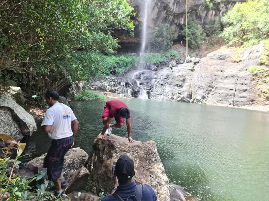Henrietta: Hiking at the Tamarind Waterfalls - Starting in Henrietta with a sugarcane walk