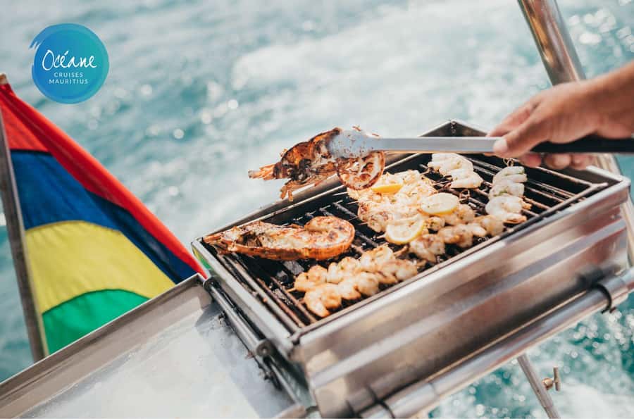 Ile Aux Bénitiers : Private Catamaran Cruise & Gourmet Lunch - Key points to know before booking