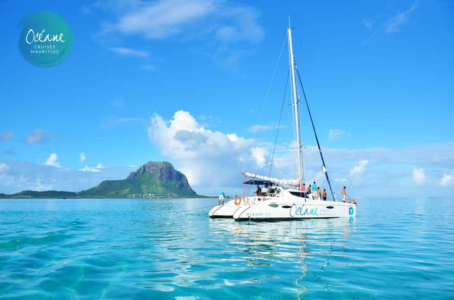 Ile Aux Bénitiers : Private Catamaran Cruise & Gourmet Lunch - Tamarin Bay and the search for dolphins