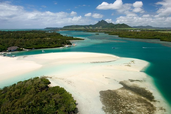 Ile aux Cerf: Speed boat with Parasailing & Tube Riding and Lunch - Grand River South East Waterfalls and wildlife