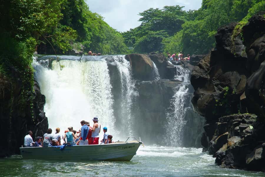 Ile aux Cerfs: Island & Waterfall Speedboat Tour with Lunch - Who should book this speedboat trip?