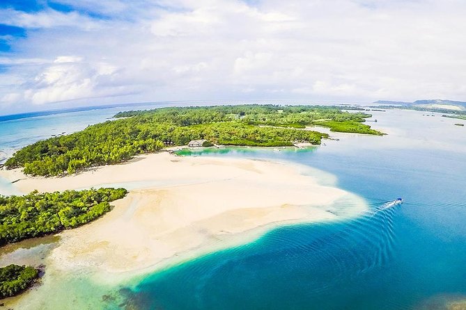 Marvelous Ile aux Cerf island: Speed Boat, Parasailing, Lunch & GRSE waterfall - Parasailing above the lagoon