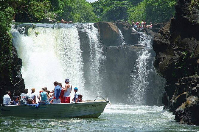 Mauritius : Full day All inclusive Ile aux cerfs Catamaran cruise - Crew service and the feel on board