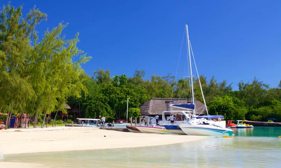 Mauritius: Ile aux Cerfs Boat Tour with BBQ Lunch and Drinks - Ile aux Cerfs: white sand and clear lagoon water
