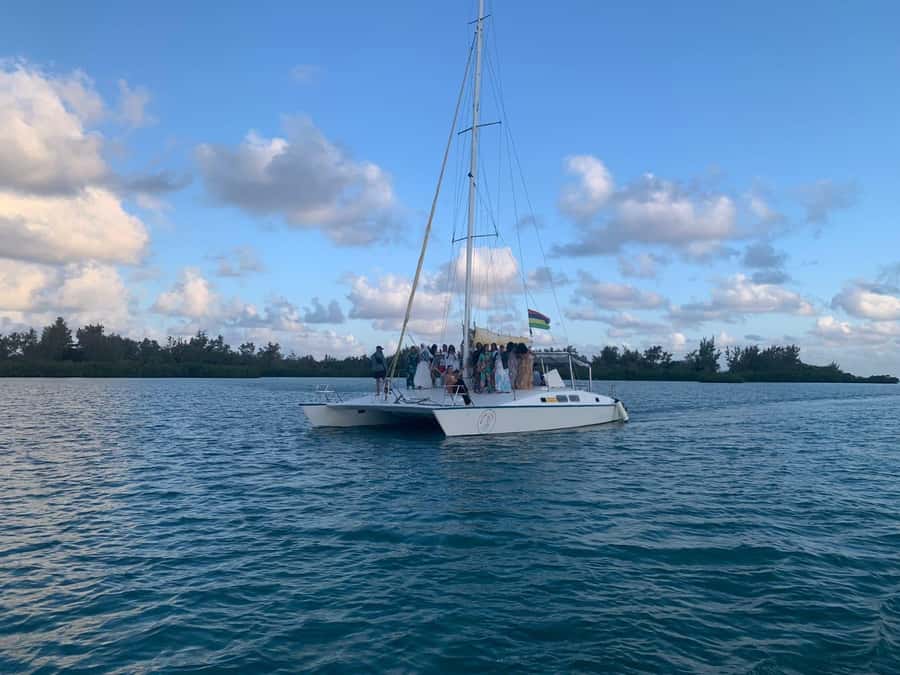Mauritius: Ile Aux Cerfs catamaran cruise Lunch with BBQ - Swimming and snorkeling in the lagoon