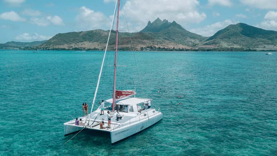 Mauritius: Private Catamaran Tour to île aux Cerfs - Cruising toward île aux Cerfs