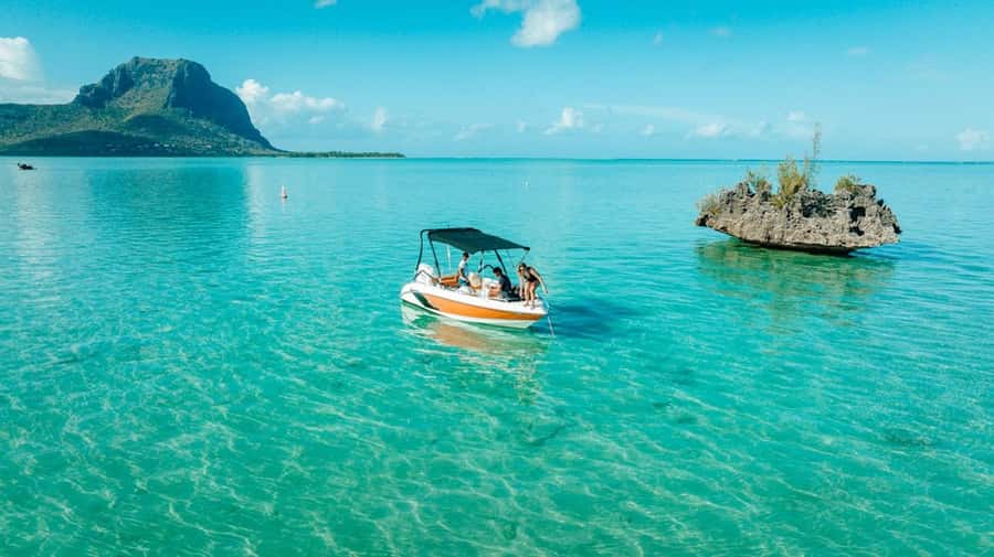 Mauritius: Swim with Dolphins Full-Day with Lunch/Drinks - Who should book this Mauritius excursion