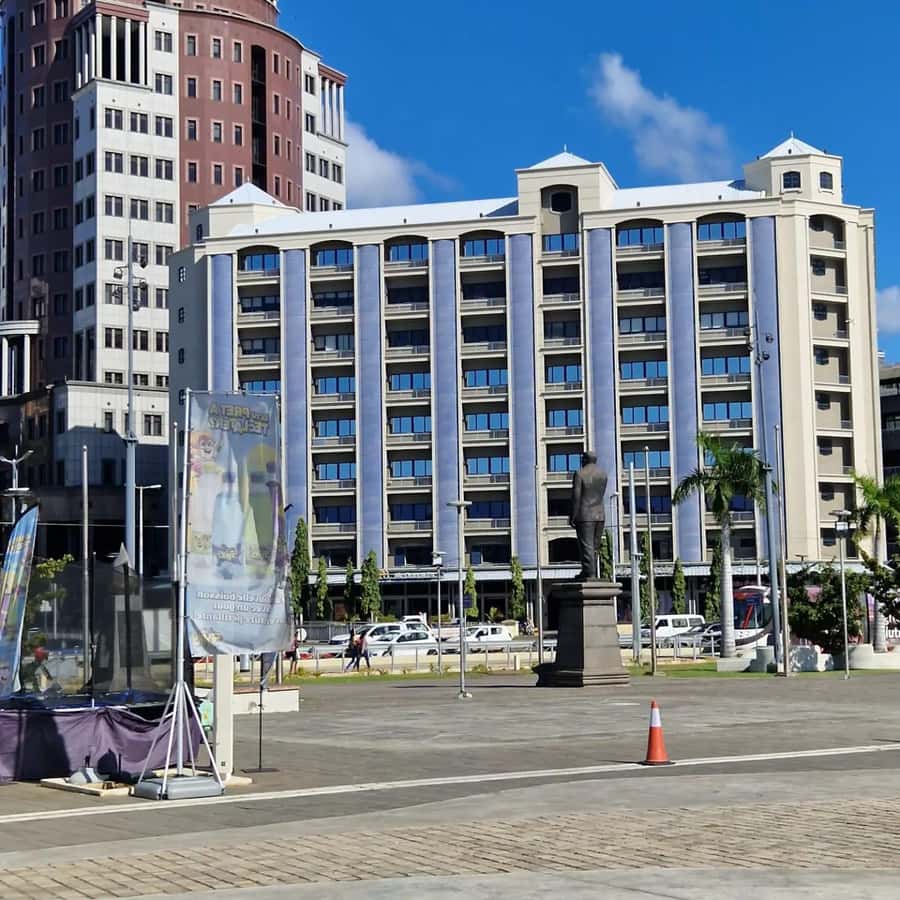 Port Louis: City Tour with Street Food Tasting - Government Buildings and the Modern City