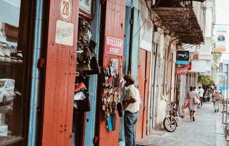Port Louis: Street Food & City Tour - What the guide adds to the experience