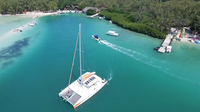 Private Charter Full Day Cruise: Île aux Cerfs - A private day on the Island Hopper
