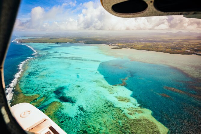 Seaplane Tours over the turquoise lagoon of the East of Mauritius - Île aux Cerfs from above