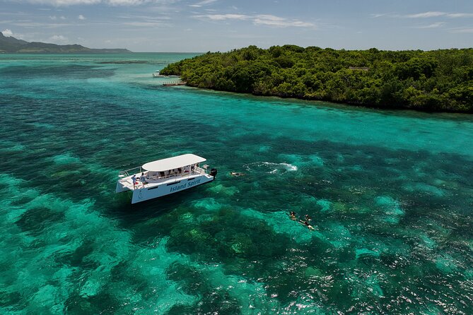 SouthEast Lagoon Discovery on shared basis on a Power Catamaran - Who will enjoy this catamaran day most?