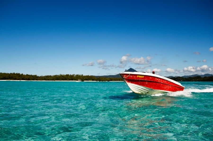 Speed boat to Ile aux Cerfs: Full day incl Lunch & Transfer - A Feet-in-the-Sand Lunch With Drinks