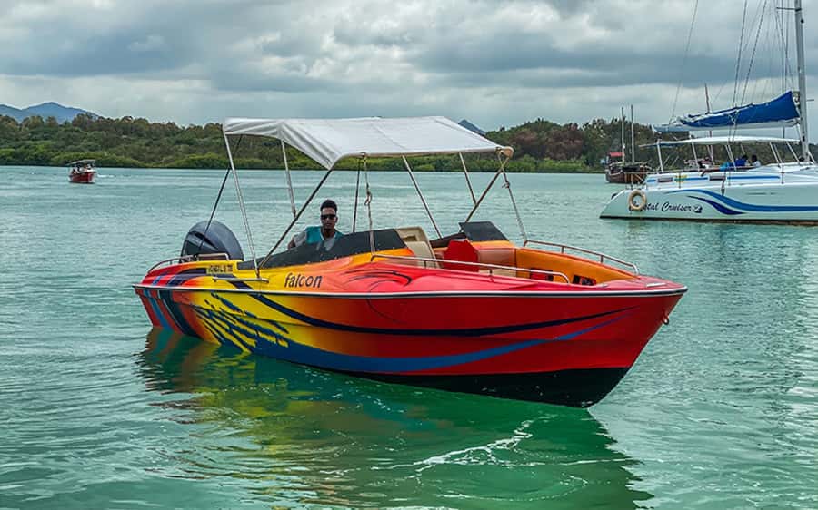 Speed boat to Ile aux Cerfs: Full day incl Lunch & Transfer - Reaching Ile aux Cerfs by Speedboat