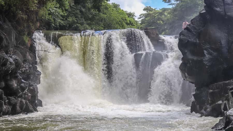 Trou d'Eau Douce: 5 Island Adventure with BBQ & Snorkeling - Ile aux Fouquets and Ile de la Passe add real historical depth