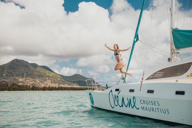 WEST Shared Cruise : OCÉANE Full Day Catamaran Ile aux Bénitiers - Who should book this west-coast cruise?